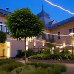 Erzsebet Kiralyne Szalloda ホテル 3*