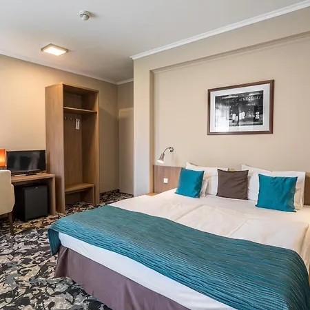 فندق Erzsebet Kiralyne Szalloda 3*