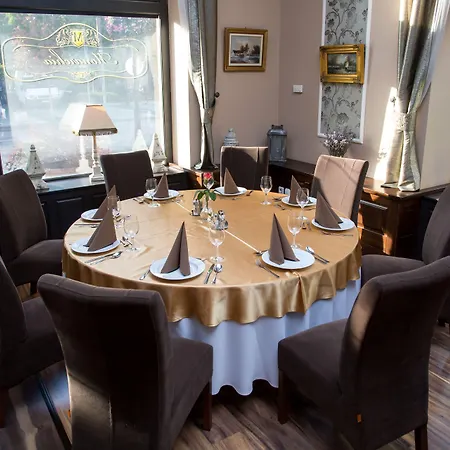 Erzsebet Kiralyne Szalloda ホテル 3*