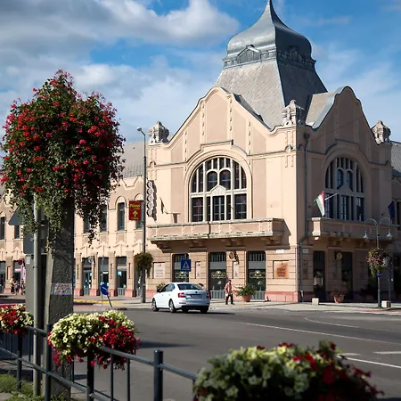 Erzsebet Kiralyne Szalloda Hotel 3*