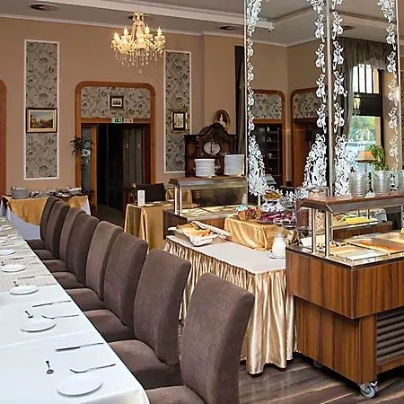 Erzsebet Kiralyne Szalloda ホテル 3*